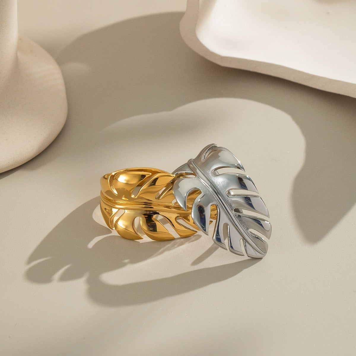 Anillo Abierto para Dama con Silueta Orgánica y Superficie Texturizada