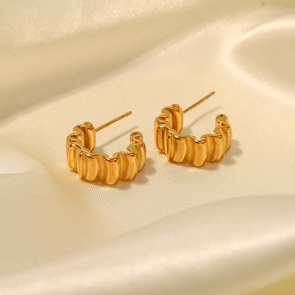 Amara – Pendientes C de Pliegues Baño de Oro