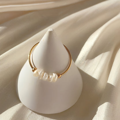 Hallie – Anillo Minimalista con Perla Barroca