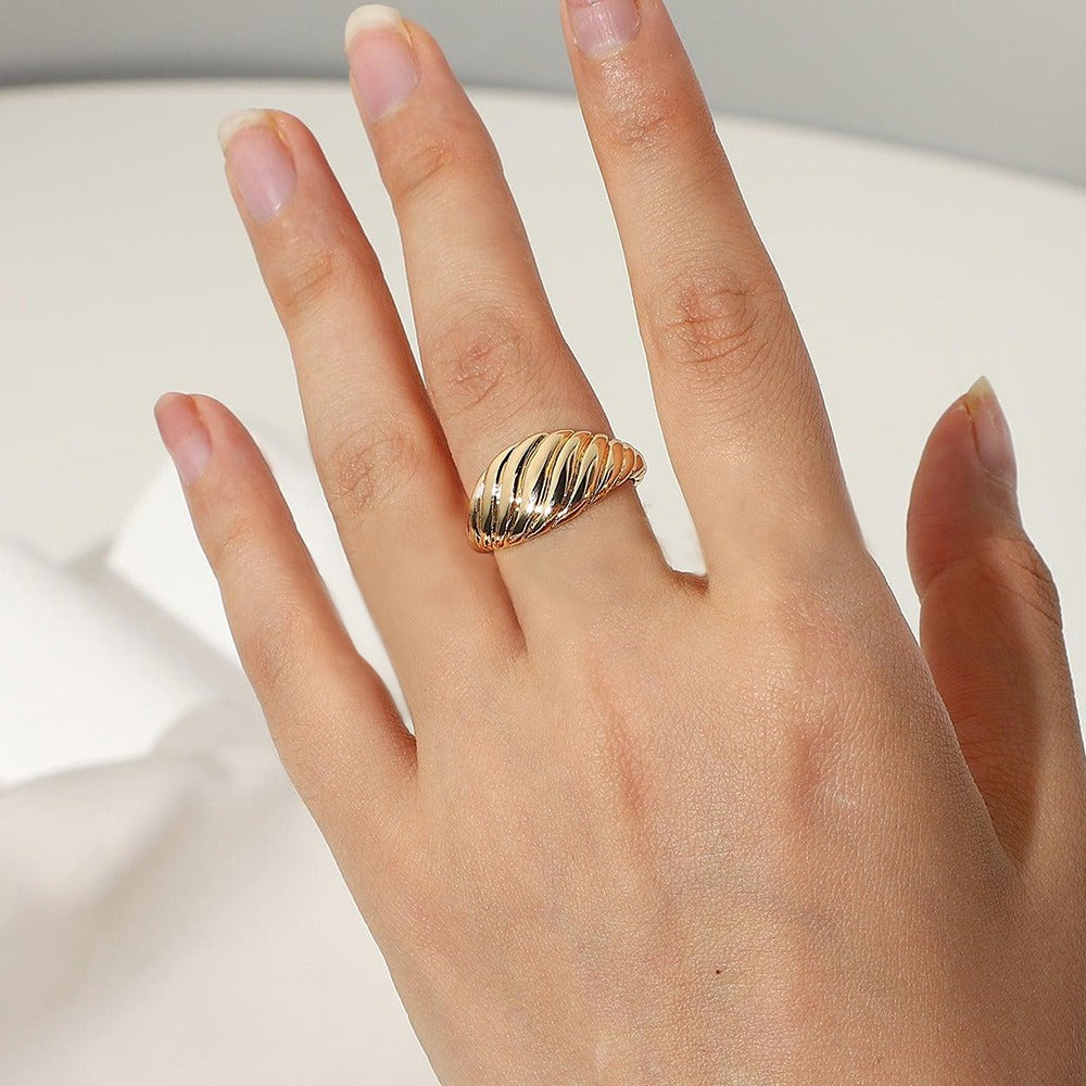 Ayumi – Anillo Fluido con Estilo Elegante y Chic
