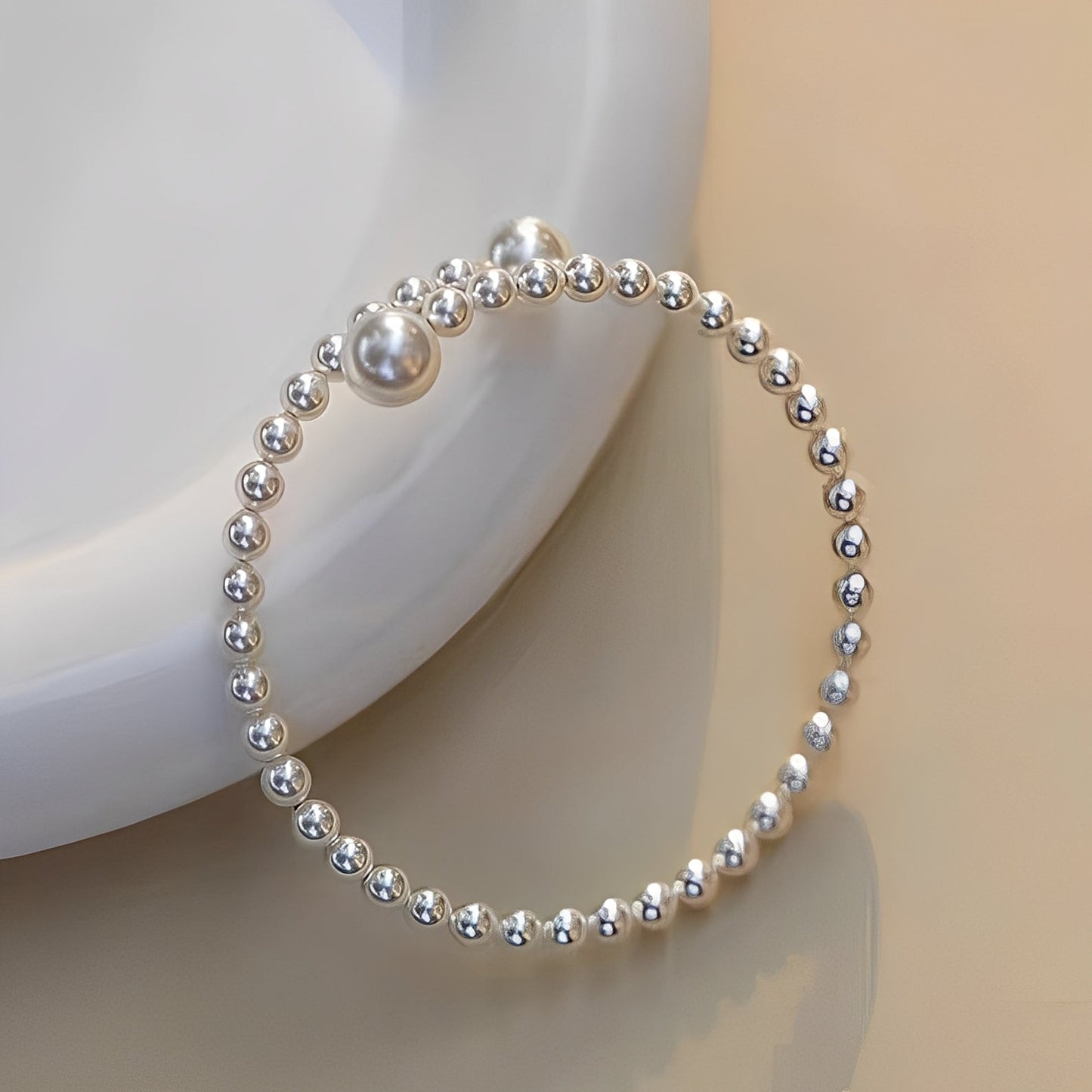 Emma – Brazalete Refinado en Perlas Abiertas