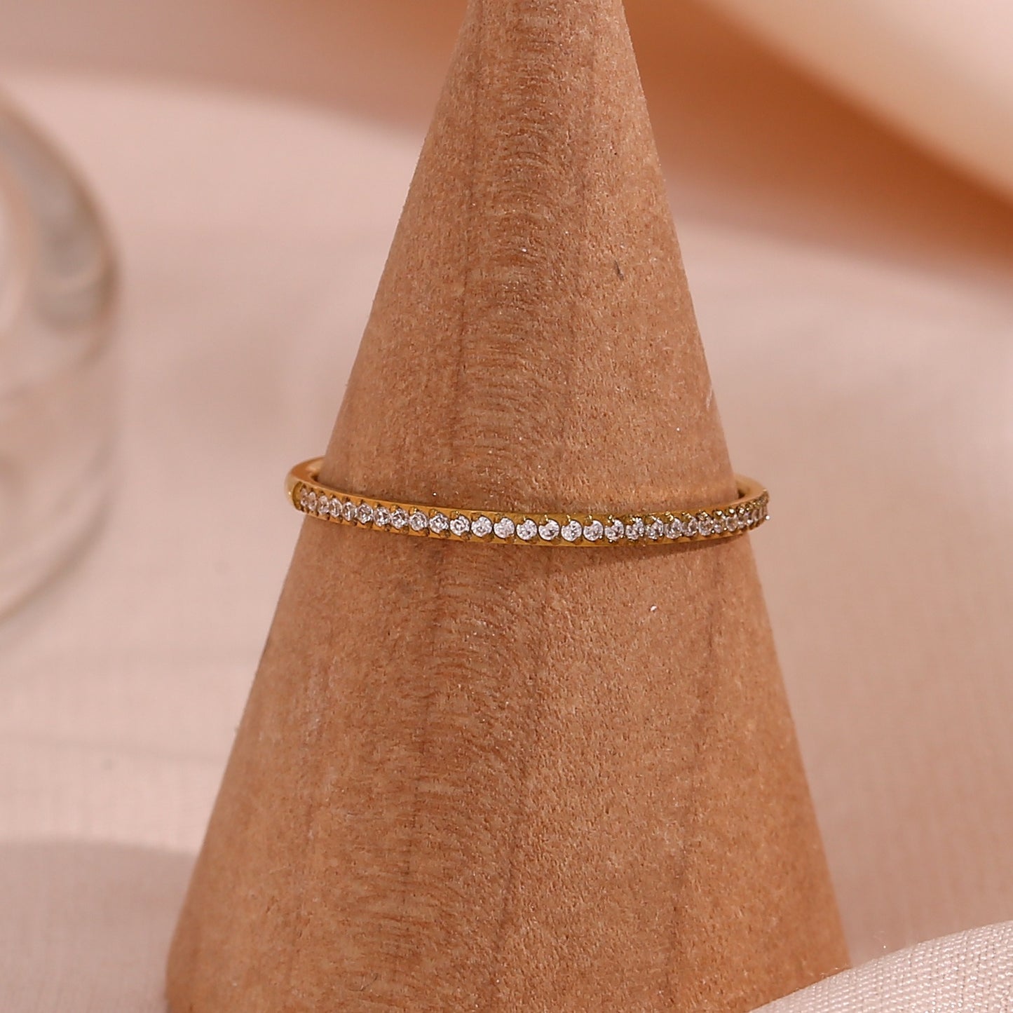 Zarra – Anillo Pavé Dorado Elegante