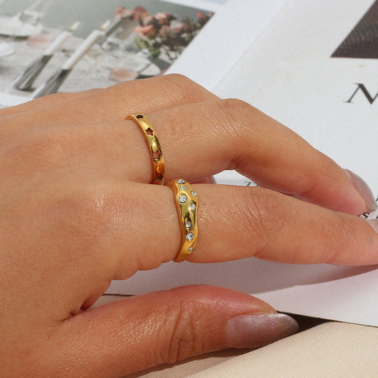Laura – Anillo Irregular con Zirconias Elegante