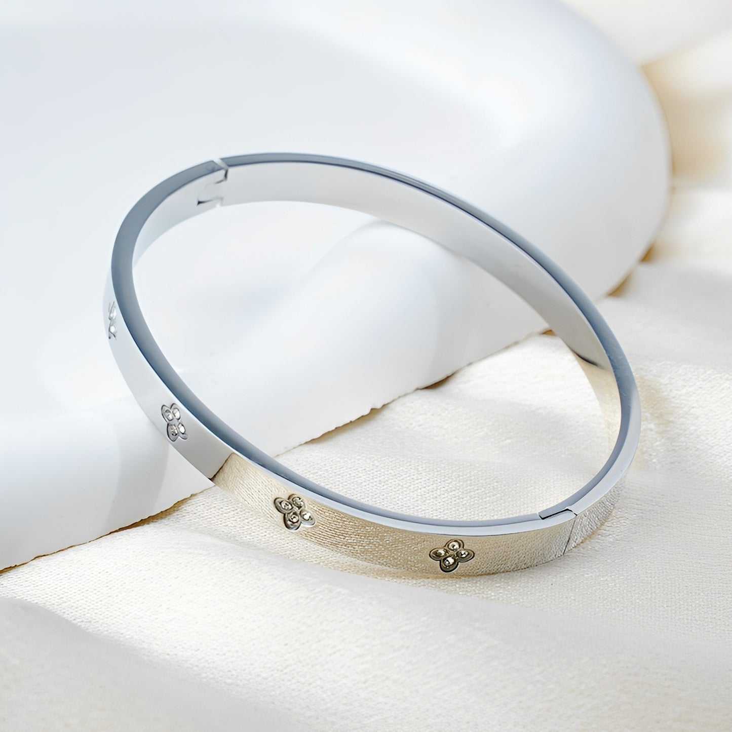 Niana – Brazalete Trébol con Detalles Brillantes
