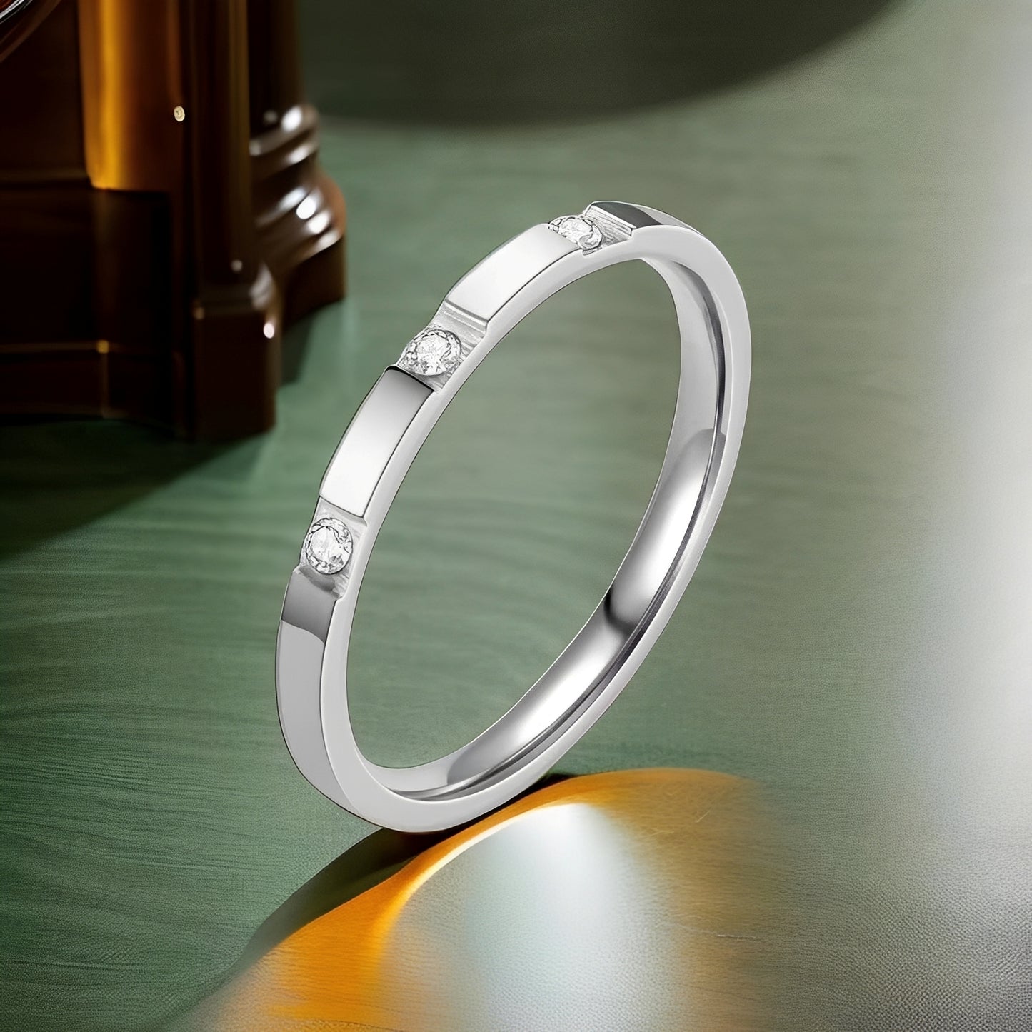 Naia – Anillo Minimalista con Detalles Brillantes