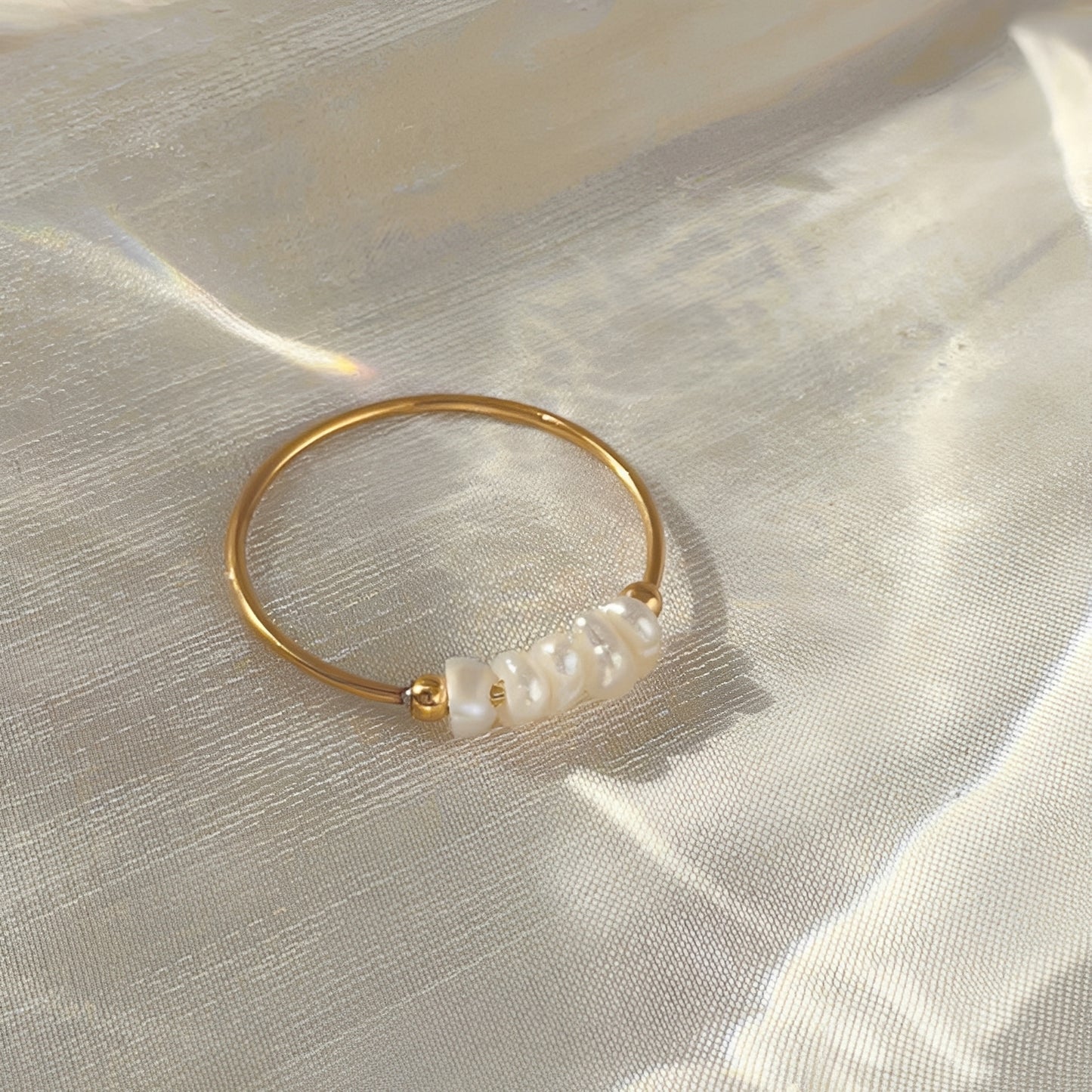 Hallie – Anillo Minimalista con Perla Barroca