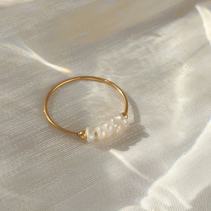 Hallie – Anillo Minimalista con Perla Barroca