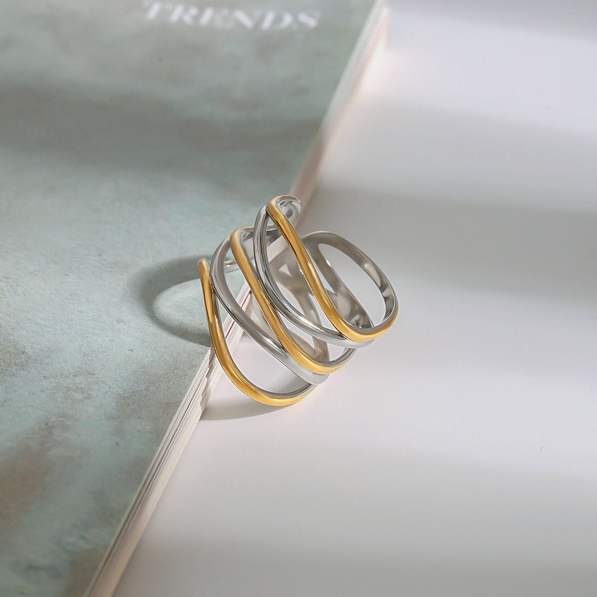Ava – Anillo Minimalista de Acero Elegante