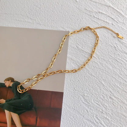 Elea – Collar Simple de Acero Titanio