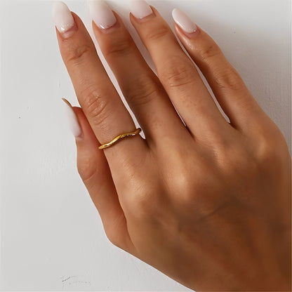 Cess – Anillo Apilable Dorado Elegante