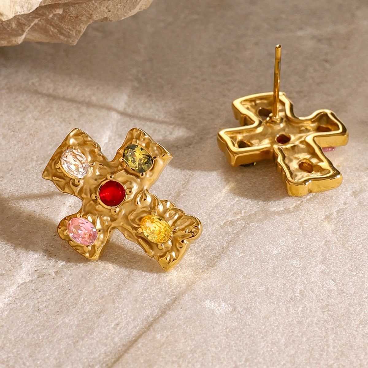 Saki – Aretes Cruz Piedra Fundida Elegantes