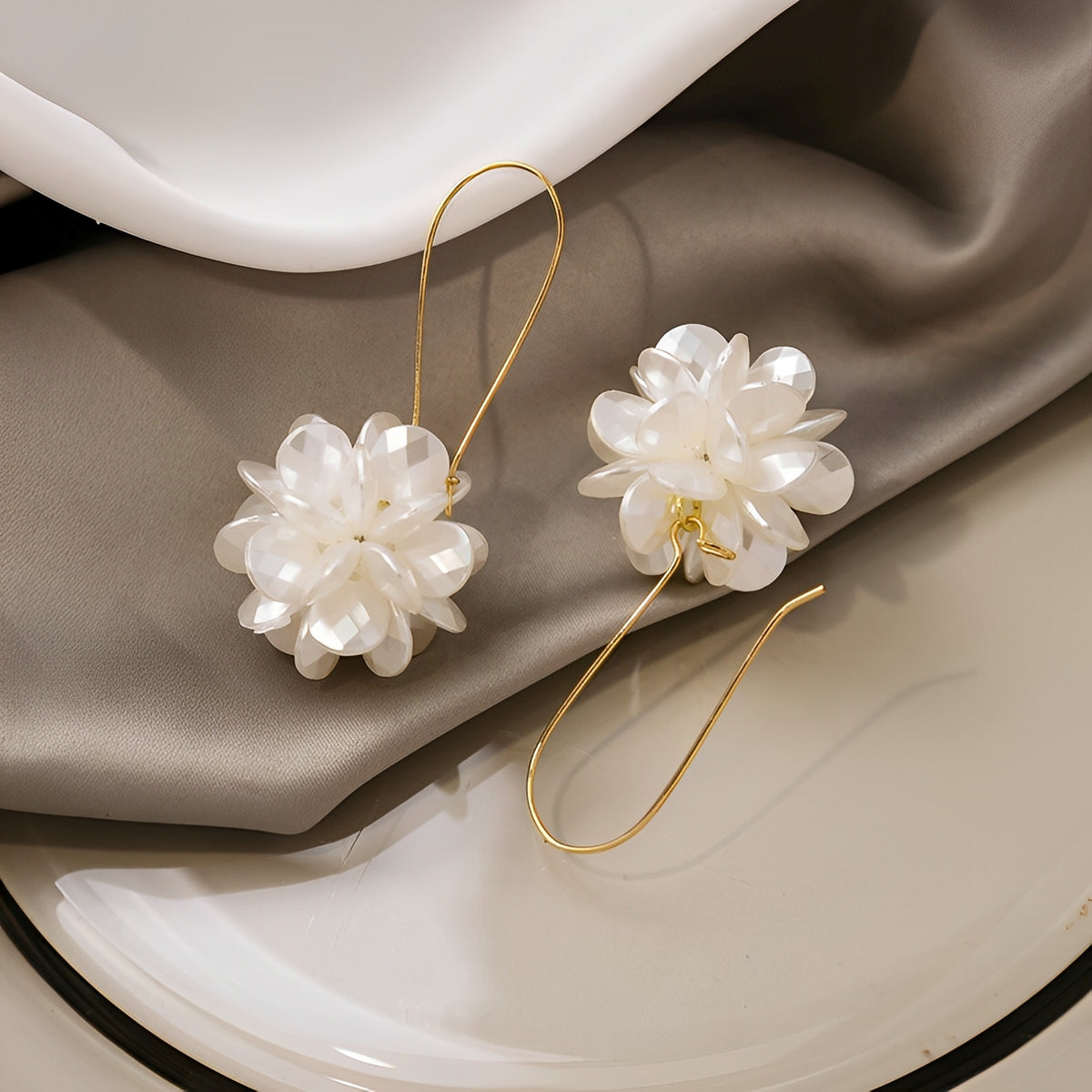 Florina – Pendientes Florales Blancos con Encanto Natural