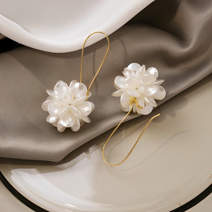 Florina – Pendientes Florales Blancos con Encanto Natural