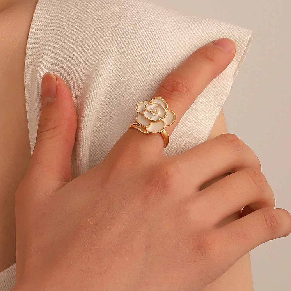Cynthia – Anillo Camelia Blanca Vintage Elegante