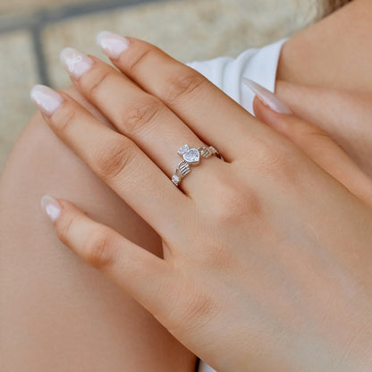 Rhea – Anillo Corazón con Brillo Elegante