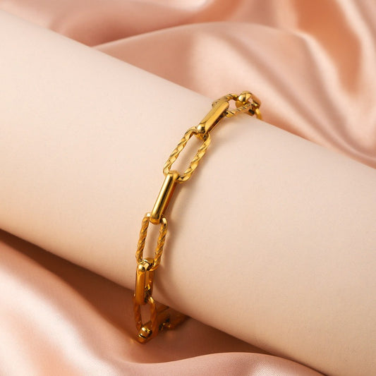 Nora – Pulsera Cadena Clip Dorada Texturizada Elegante