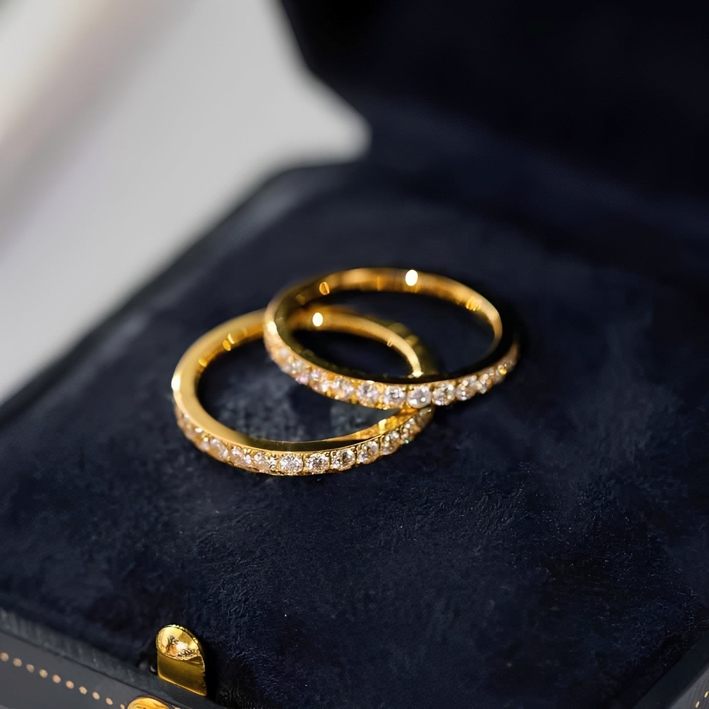 Nina – Anillo Circular con Zirconias Elegante