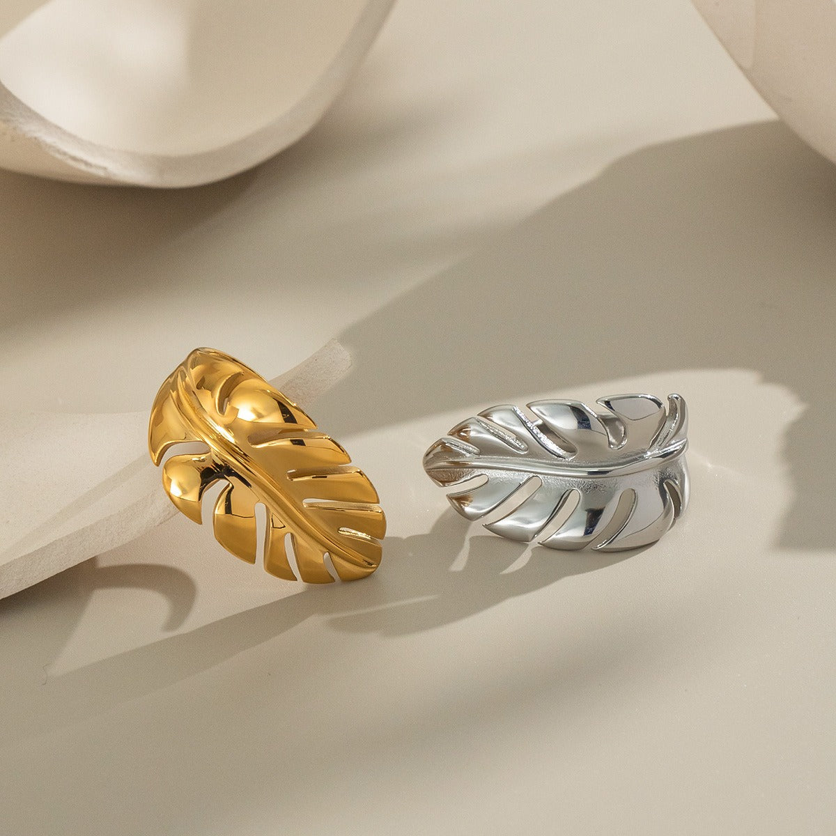 Anillo Abierto para Dama con Silueta Orgánica y Superficie Texturizada