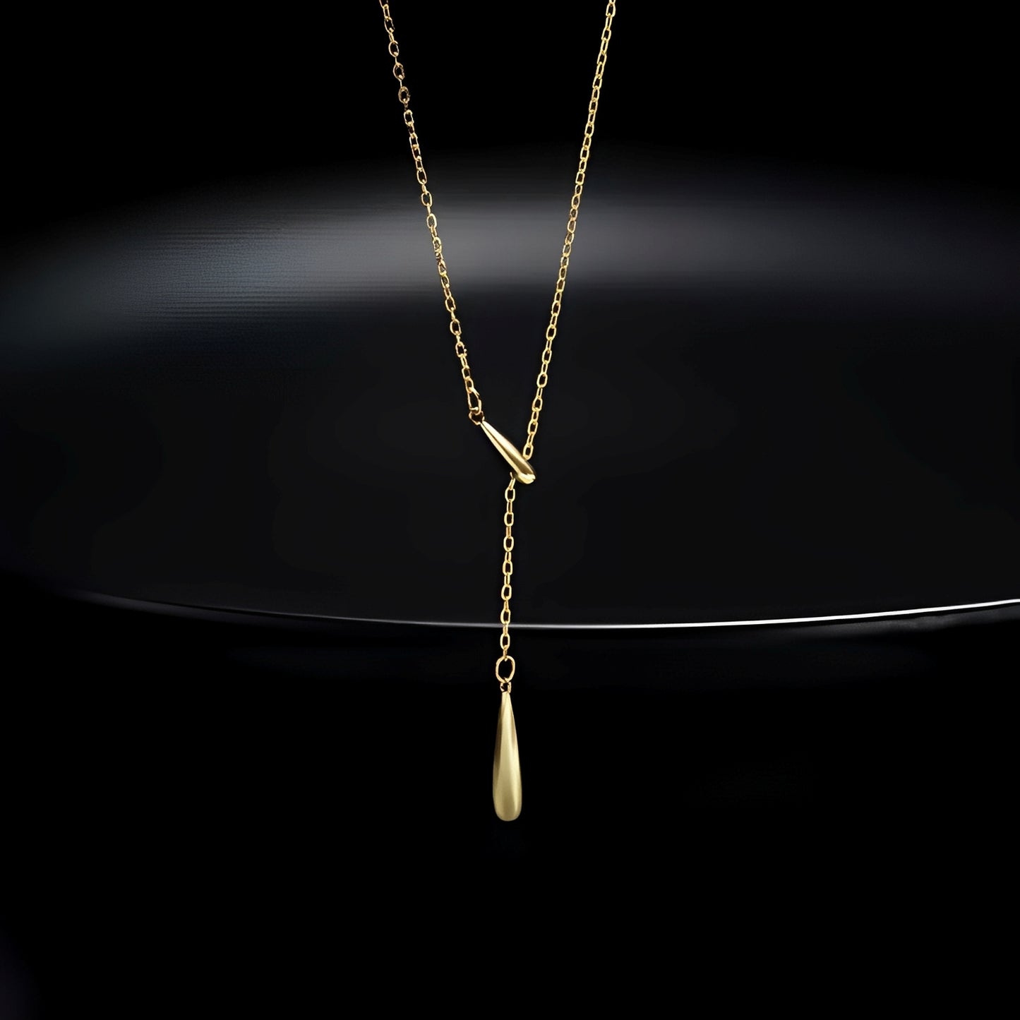 Naomi – Collar Dorado con Colgante Gota