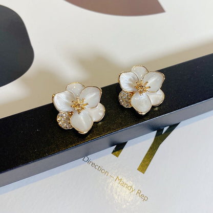 Dolly – Pendientes Dorados Flor con Piedra