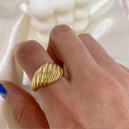 Ayumi – Anillo Fluido con Estilo Elegante y Chic