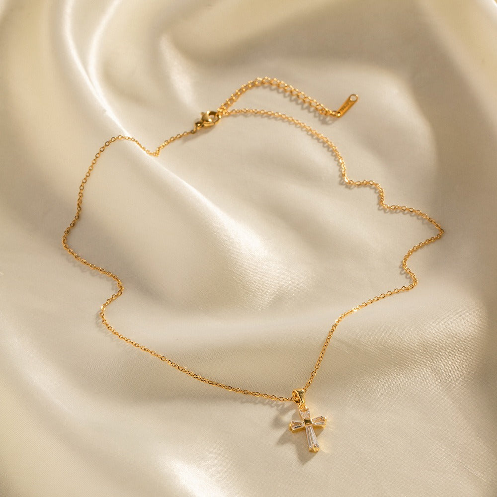 Mae – Collar Cruz de Zirconia Dorado