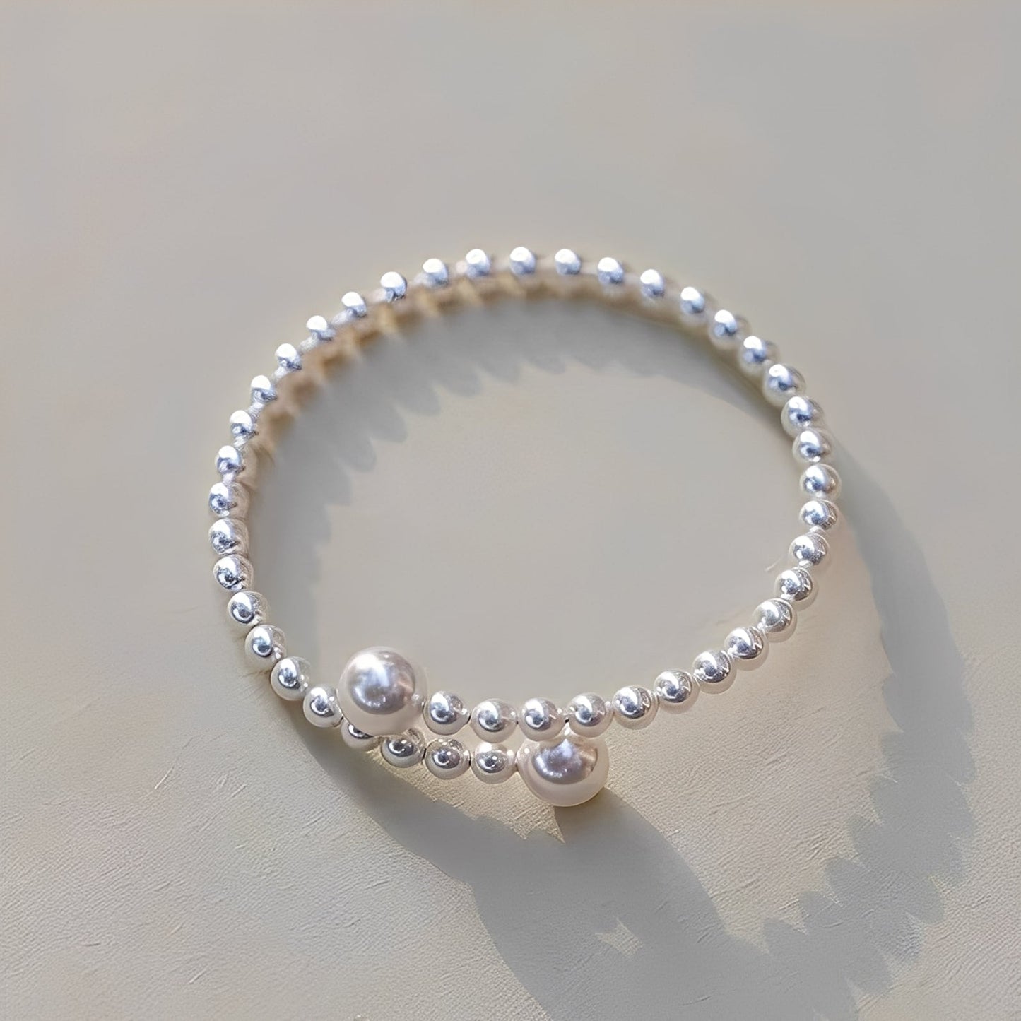 Emma – Brazalete Refinado en Perlas Abiertas