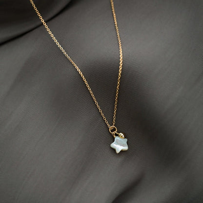 Celine – Collar Colgante Estrella y Perla Mini