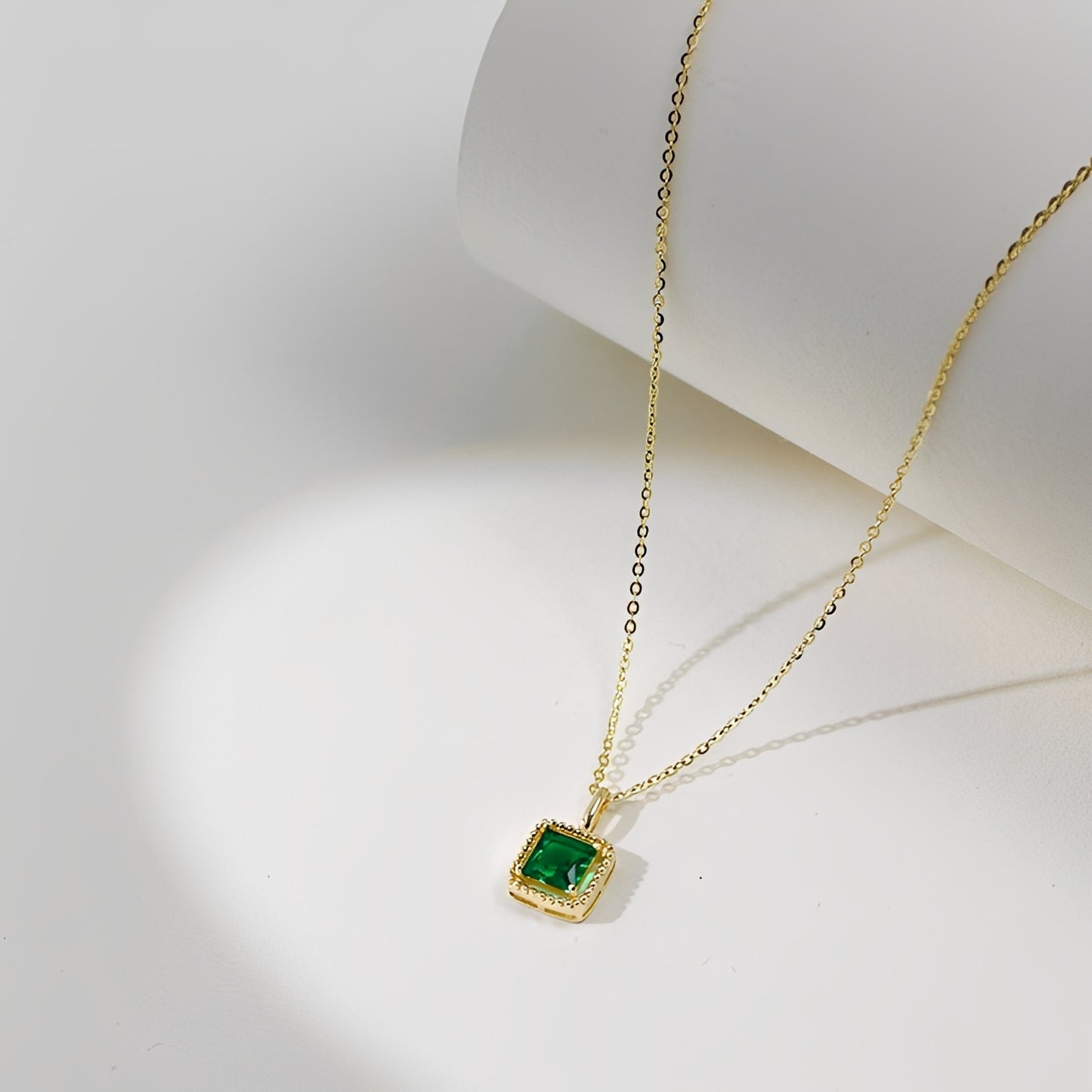 Raine – Collar Zirconia Cuadrada Esmeralda Elegante