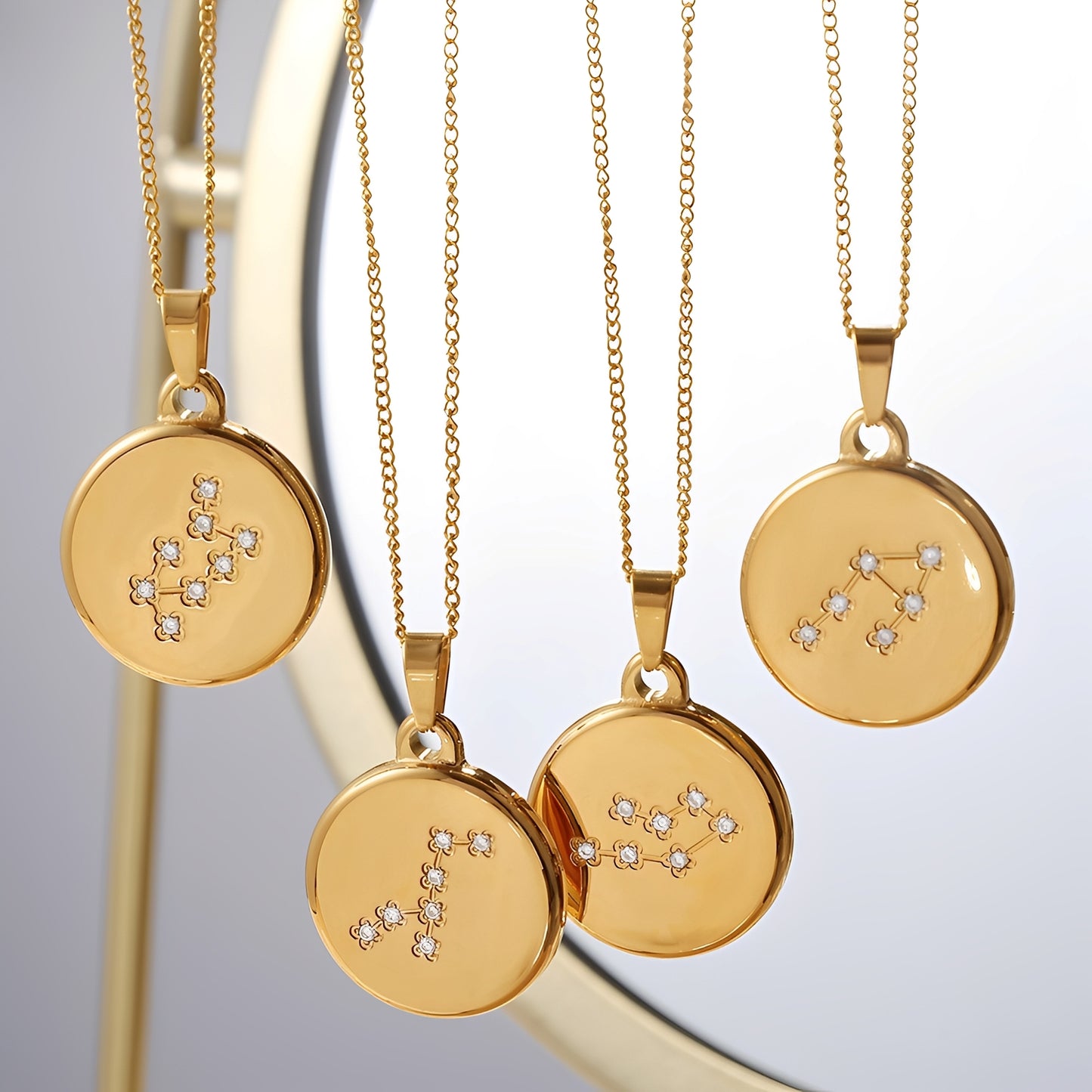 Zendaya – Collar Zodiaco Estelar
