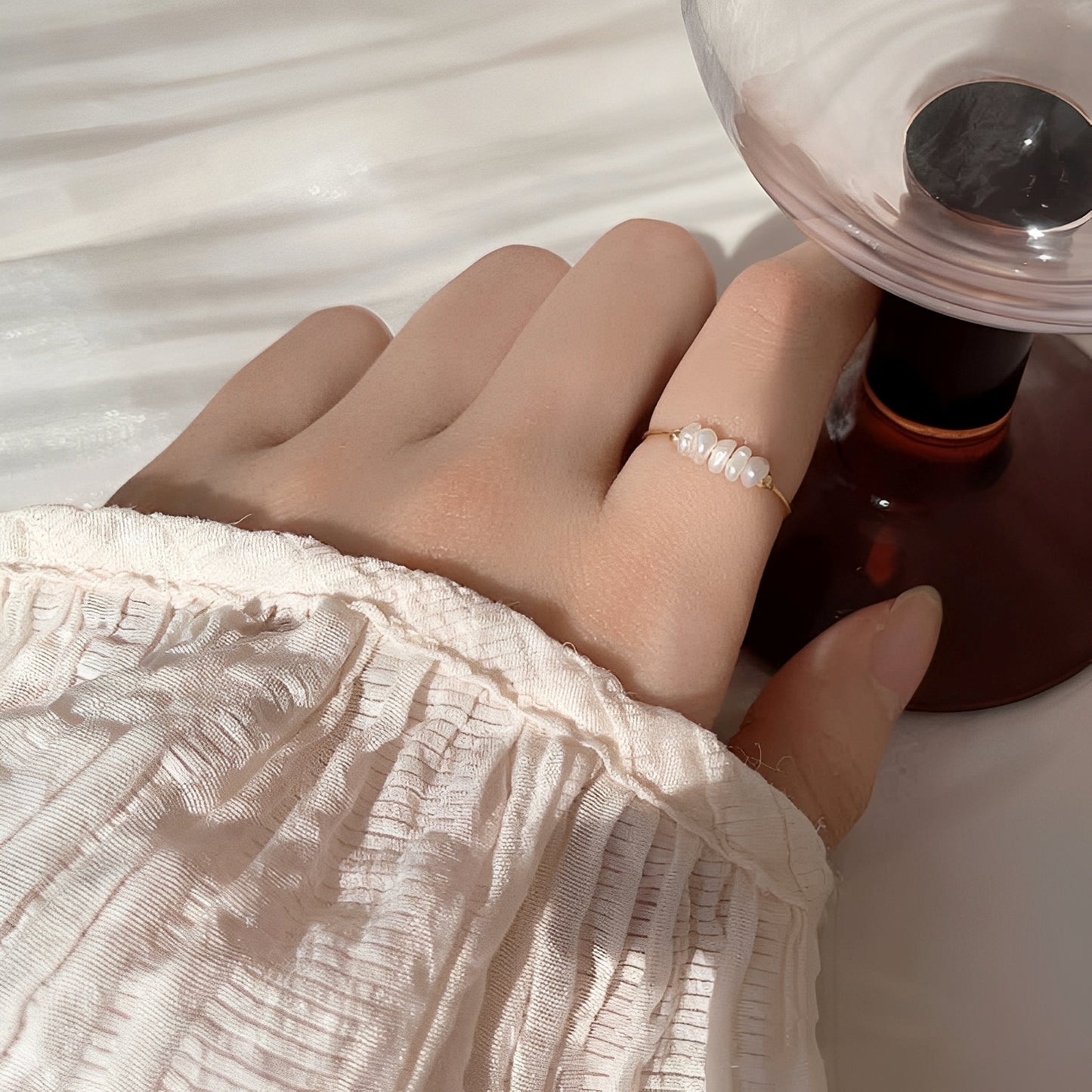 Hallie – Anillo Minimalista con Perla Barroca