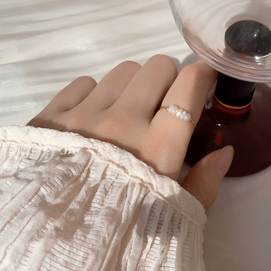 Hallie – Anillo Minimalista con Perla Barroca
