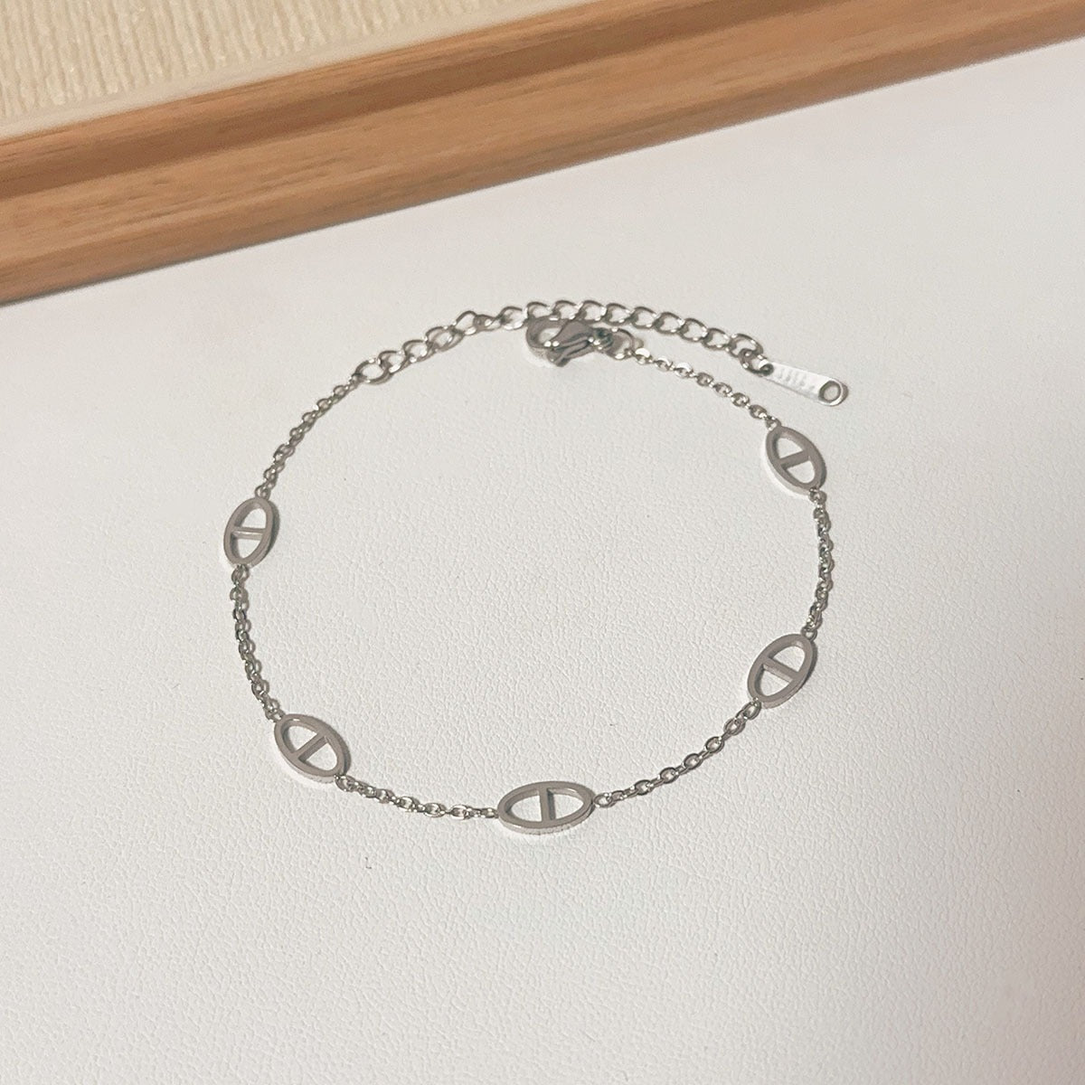 Ellen – Pulsera Minimalista de Elegancia Moderna