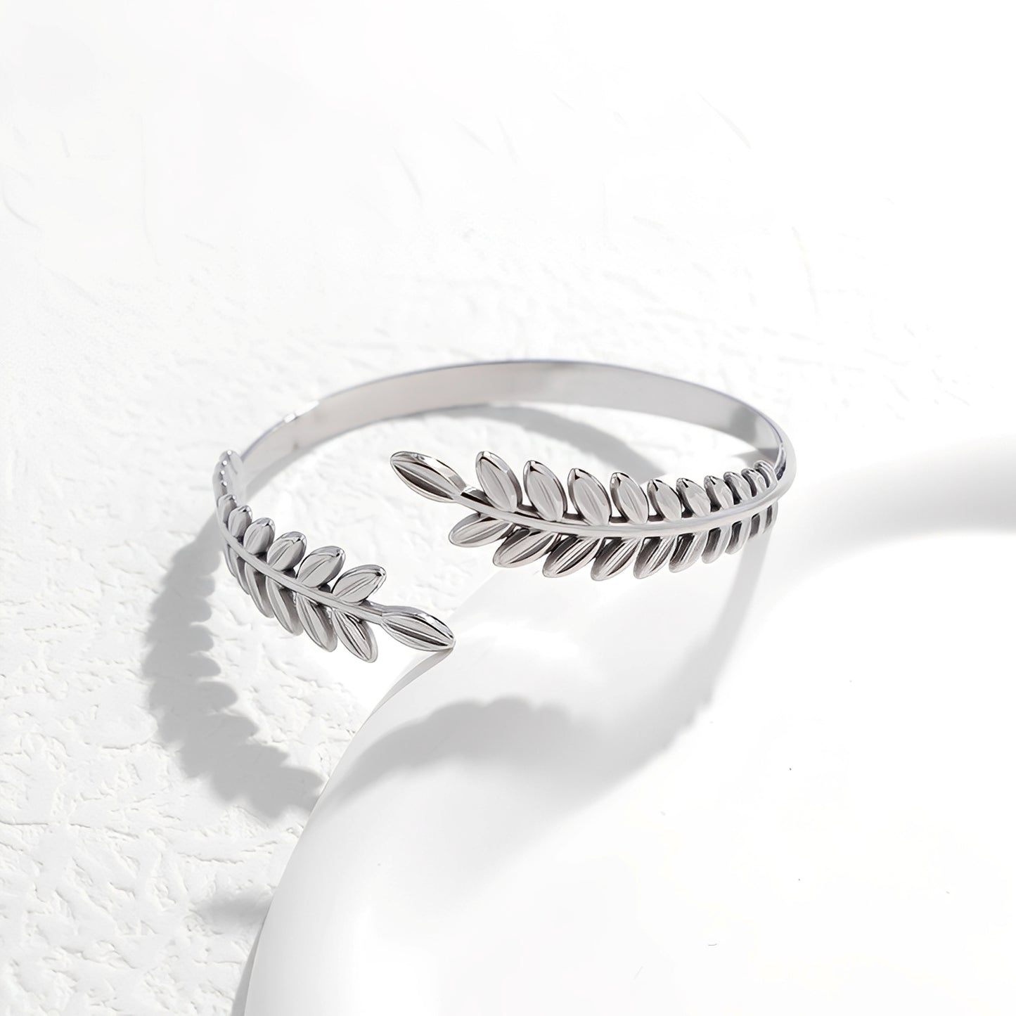 Selena – Pulsera Abierta Hojas Elegantes