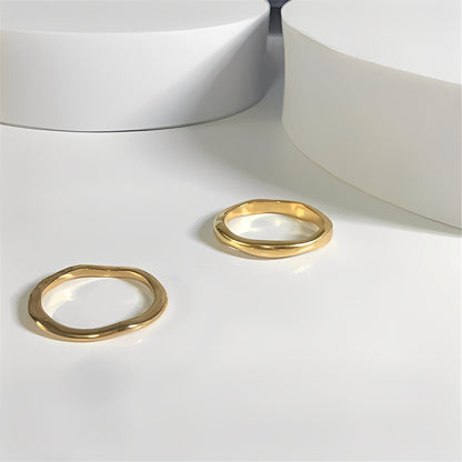 Cess – Anillo Apilable Dorado Elegante