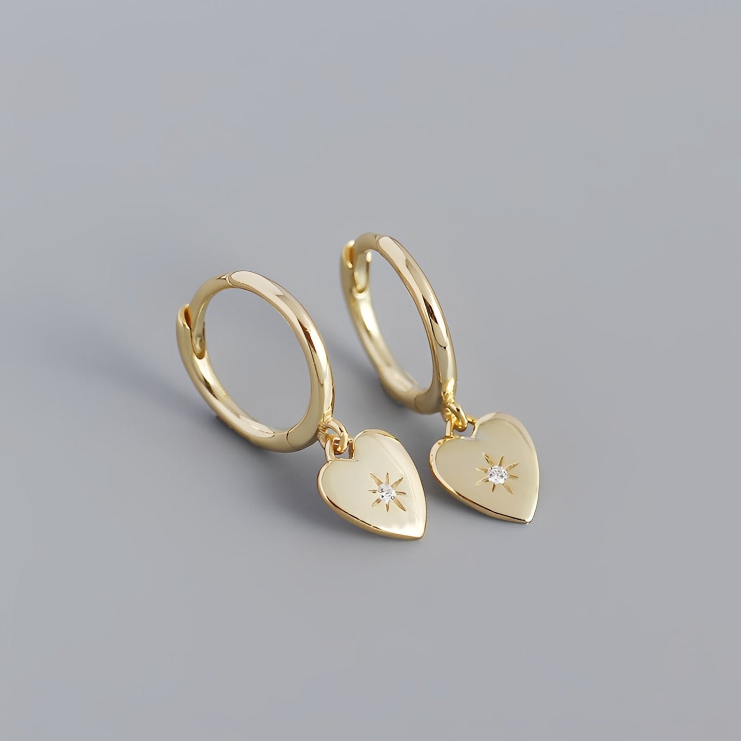 Zendy – Pendientes Metálicos Corazón Durazno