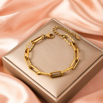 Nora – Pulsera Cadena Clip Dorada Texturizada Elegante