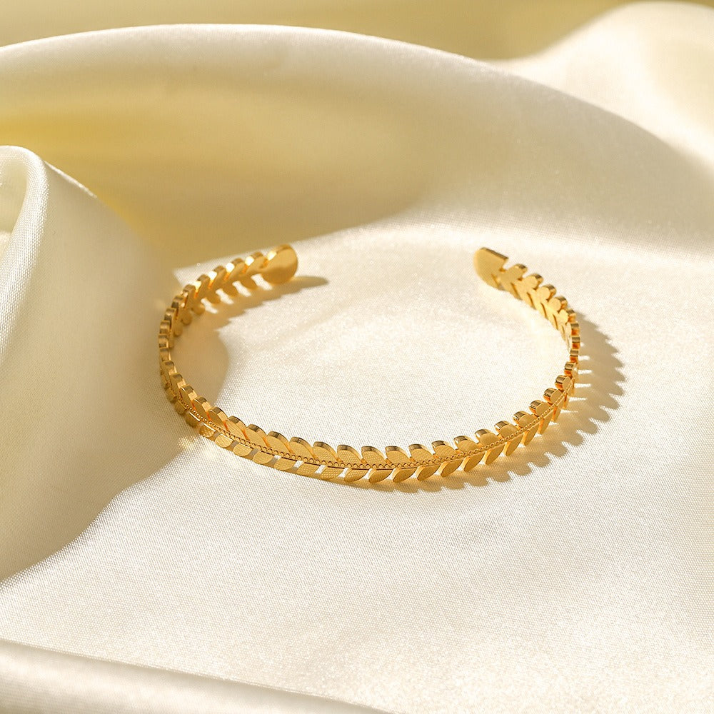 Fely – Brazalete con Diseño de Hojas y Charms