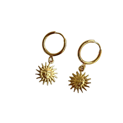 Vivienne – Aro Dorado Huggie con Sol