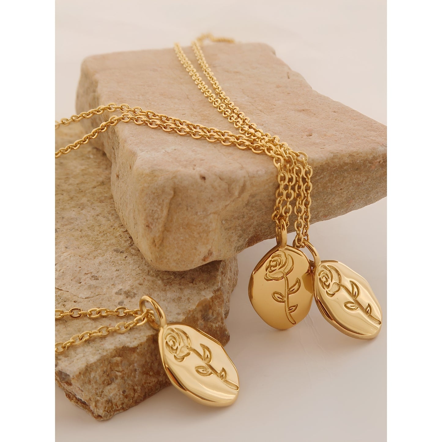 Alina – Collar Redondo con Colgante Floral