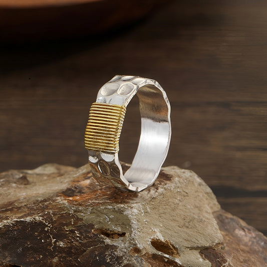 Leira – Anillo Plateado Vintage con Detalles Dorados en Hilo