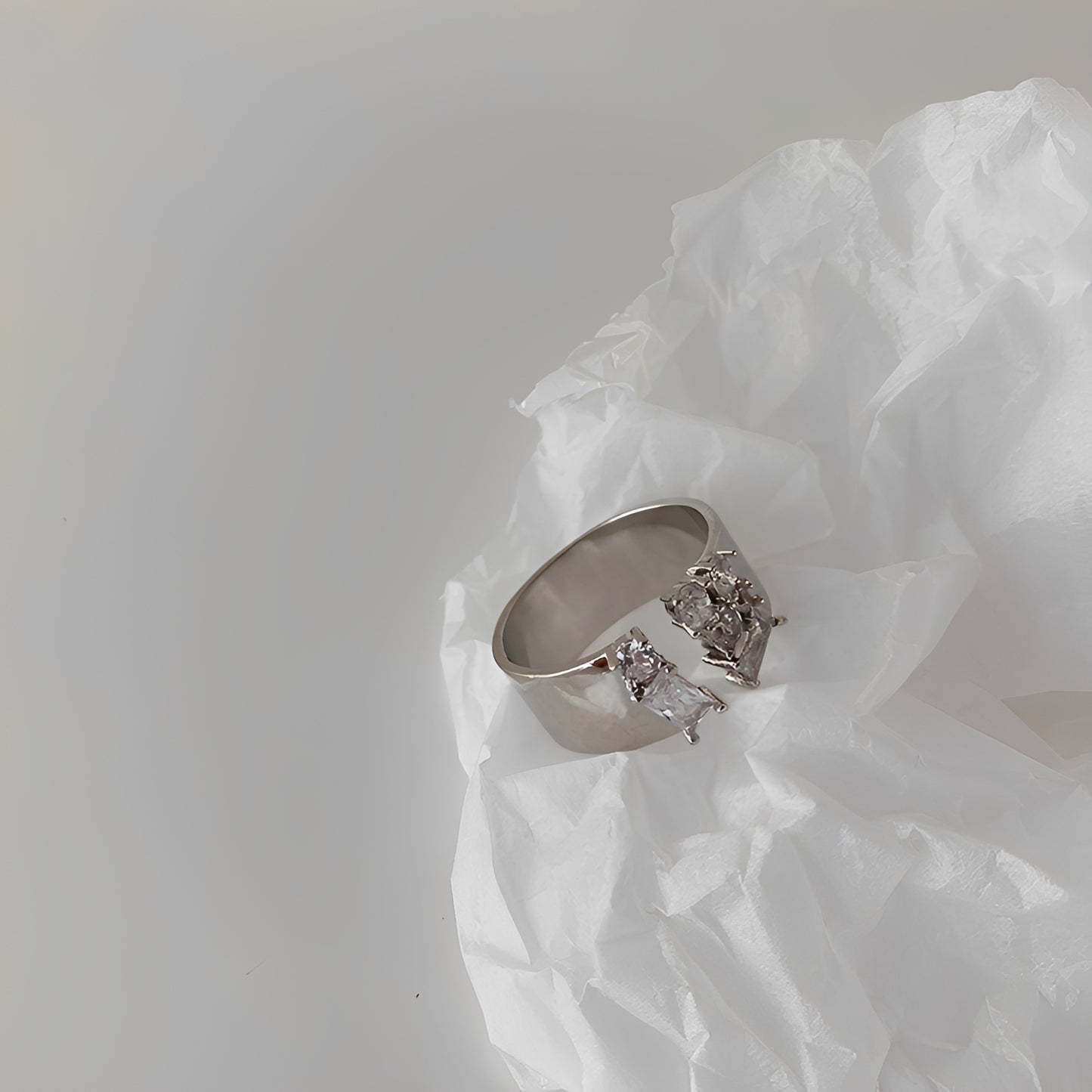 Alora – Anillo Zirconia Irregular Minimalista