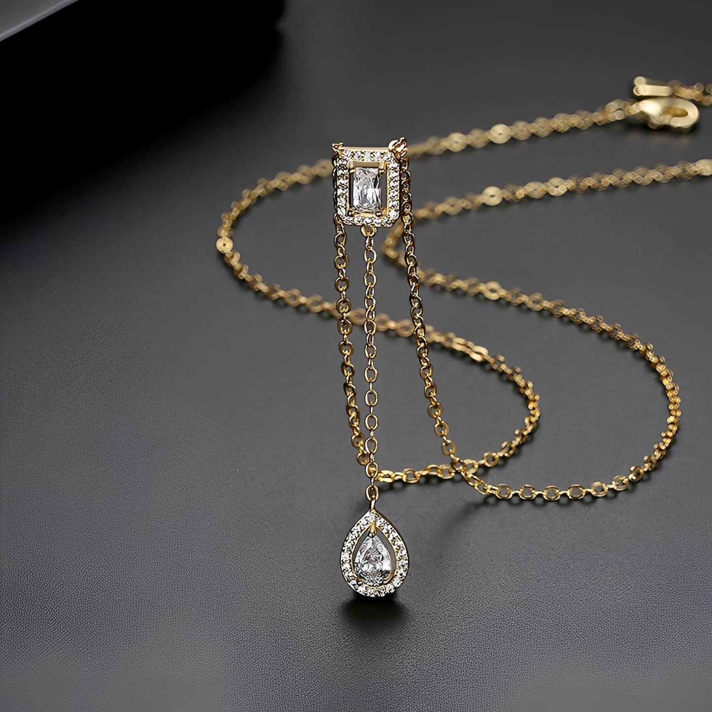 Aria – Collar con Colgante de Zirconia Elegante