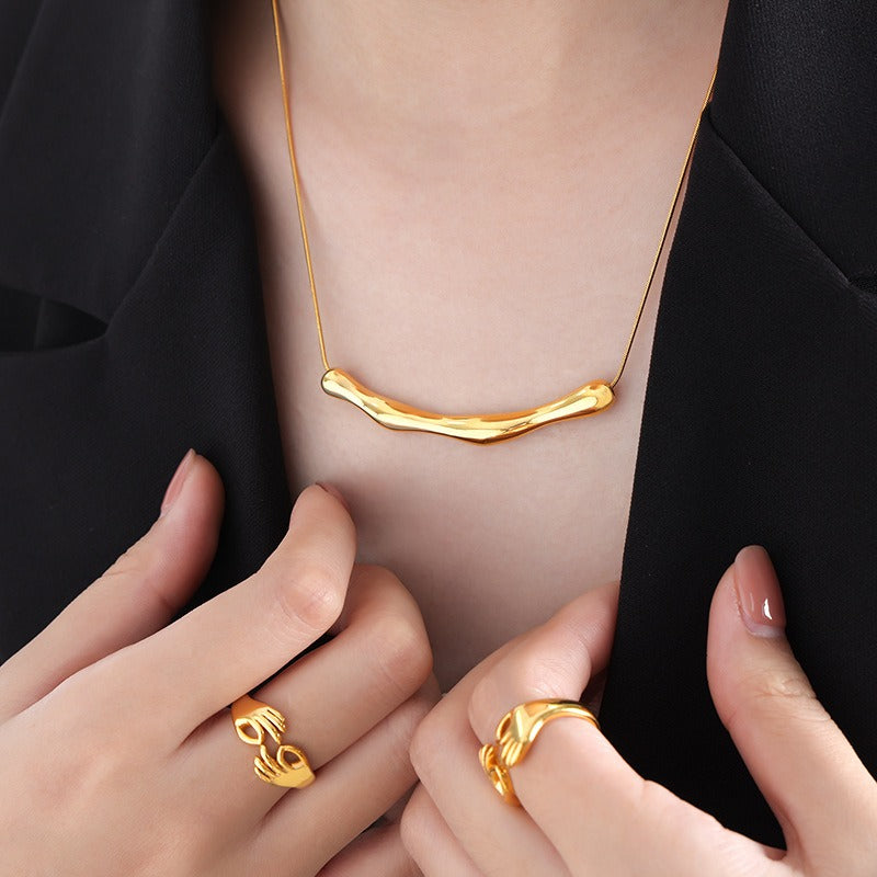Rosalie – Collar Ola Elegante con Diseño Fluido