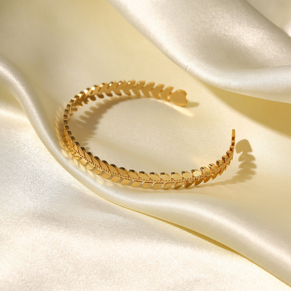 Fely – Brazalete con Diseño de Hojas y Charms