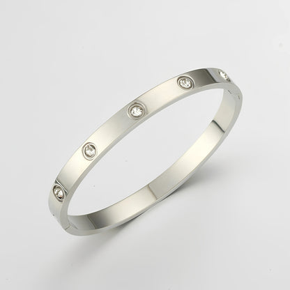 Alara – Pulsera Brazalete con Tachuelas Elegante