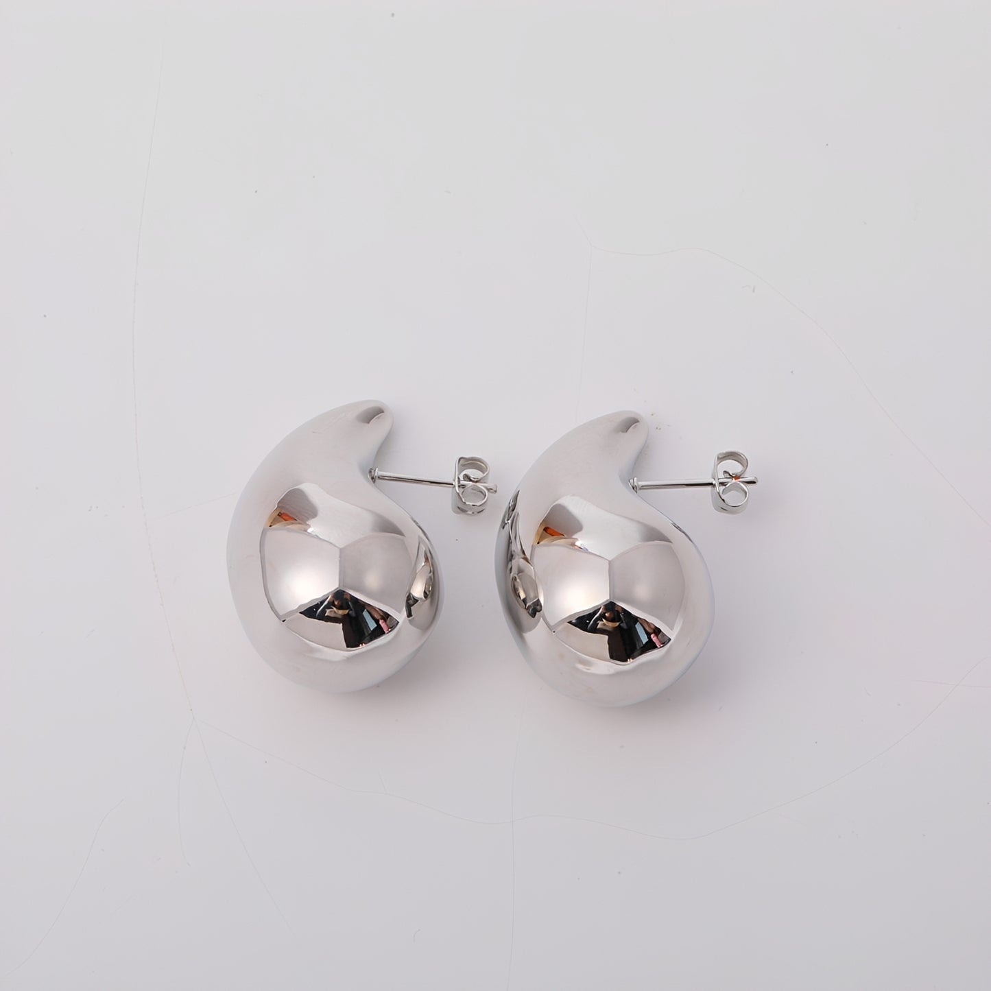 Theodora – Pendientes Gota Plateados Elegantes