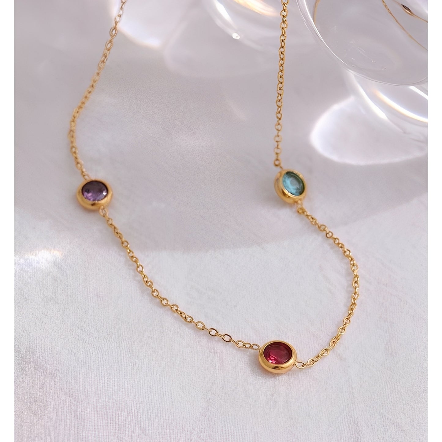 Valina – Collar de Cadena Fina Dorada Elegante