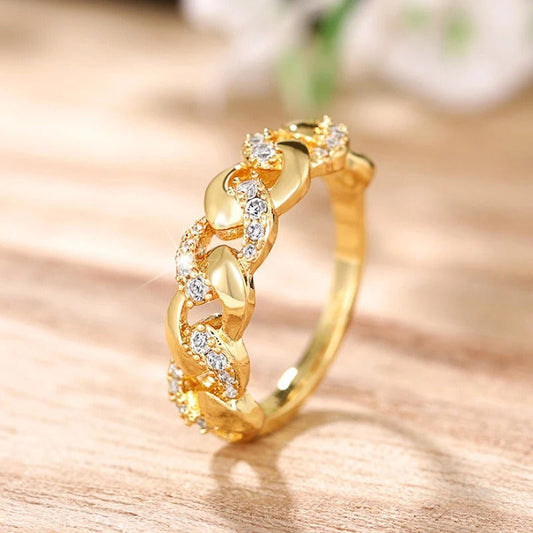 Gina – Anillo Elegante Enredado en Oro