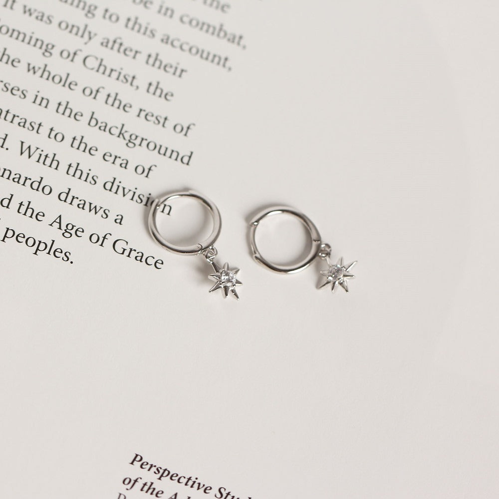 Cess – Pendientes Huggie Micro Pavé Estrella